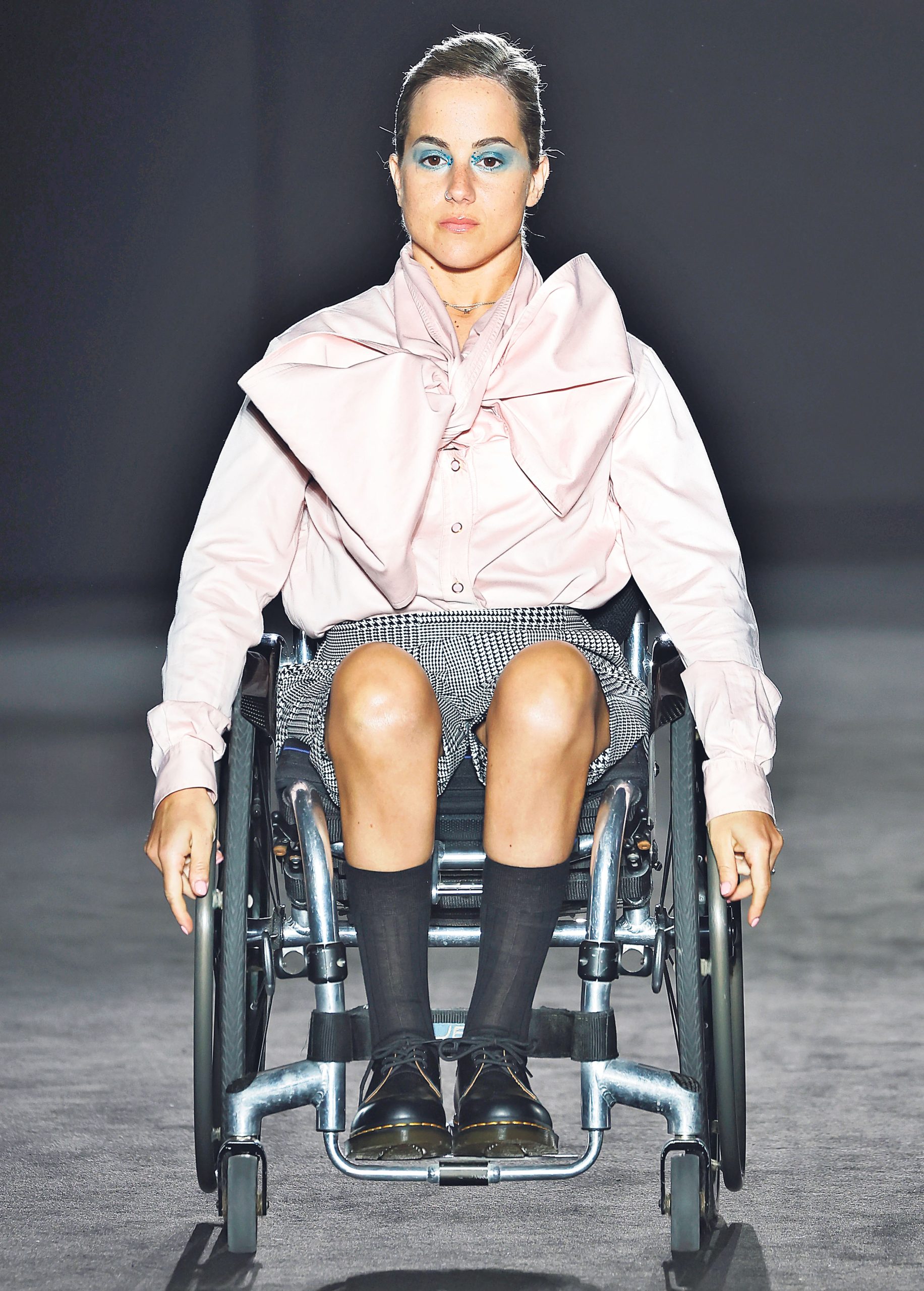 Ari Balmes, nadadora paralímpica de Torelló, va desfilar per una marca de moda inclusiva a la 080 Barcelona Fashion