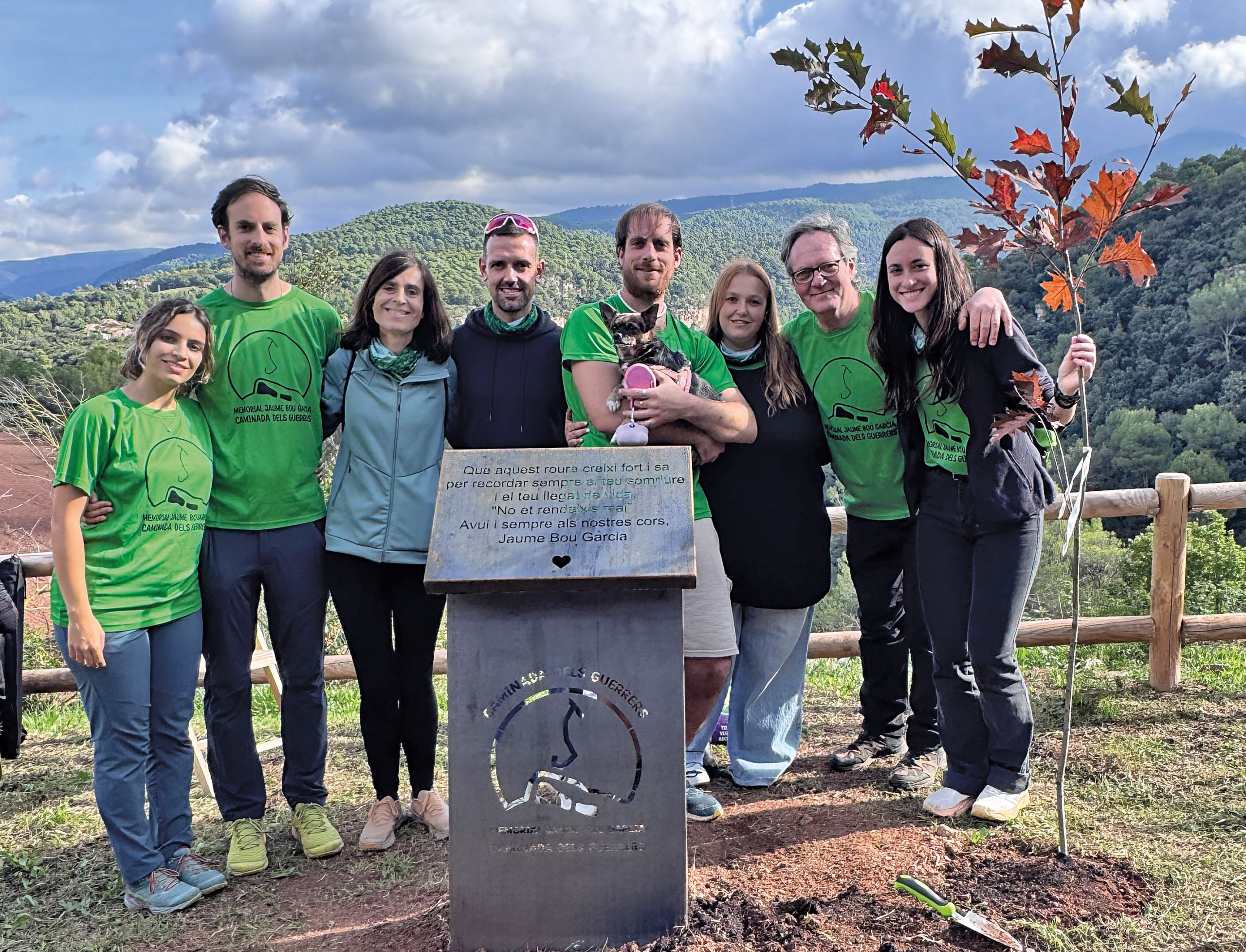 Un roure i un tòtem per recordar en Jaume Bou Garcia, en la 9a edició de la Caminada dels Guerrers